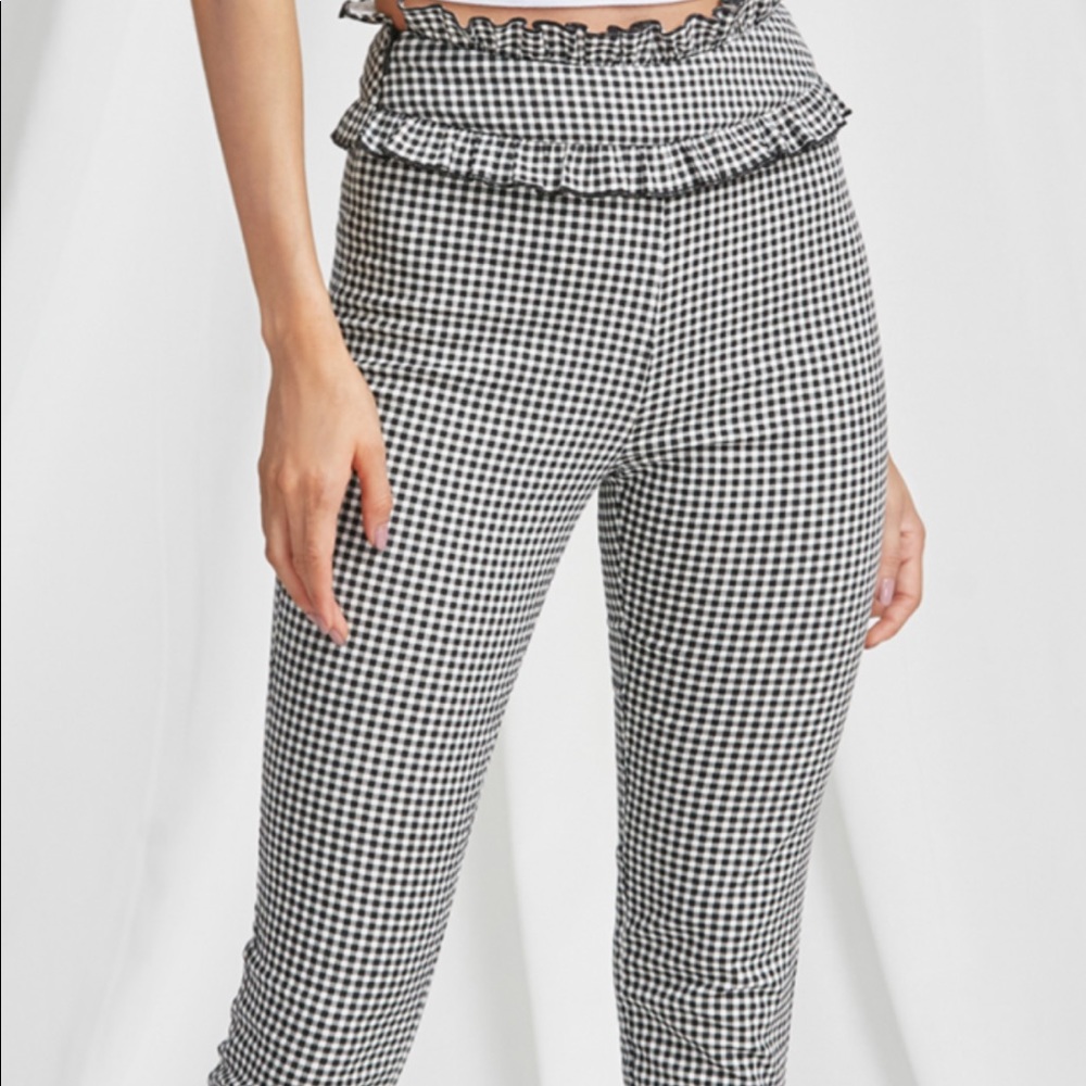 Checkered Ruffled Capri Pants - Picture 3 of 3